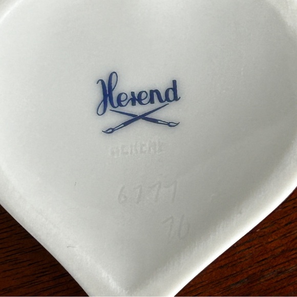 HEREND Porcelain Heart Trinket Box Blue White Floral with Cat Kitten Finial - Picture 14 of 14